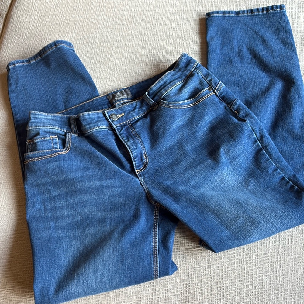 Chicos so lifting, so slimming jeans. Large. Med blue wash. Triple stitched
